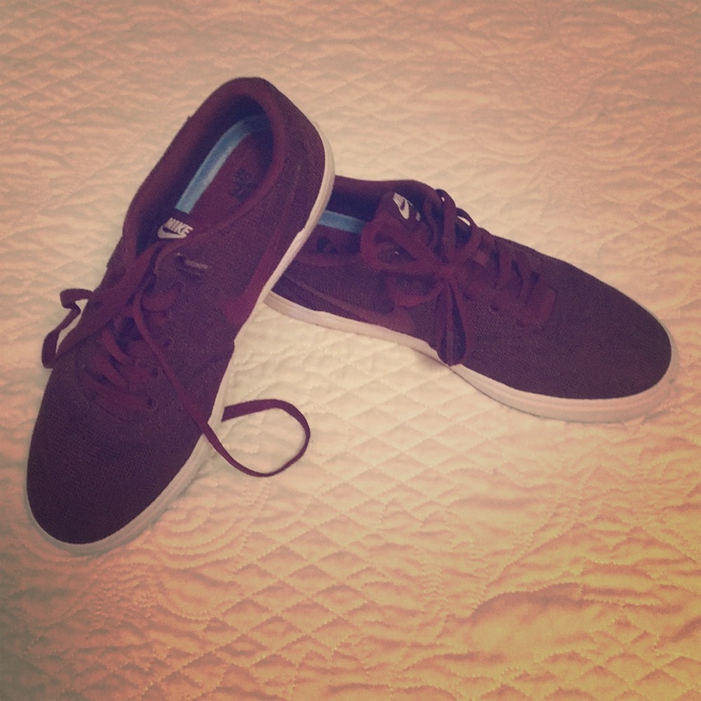 Burgandy women’s Nike SB tennis shoes 8.5
